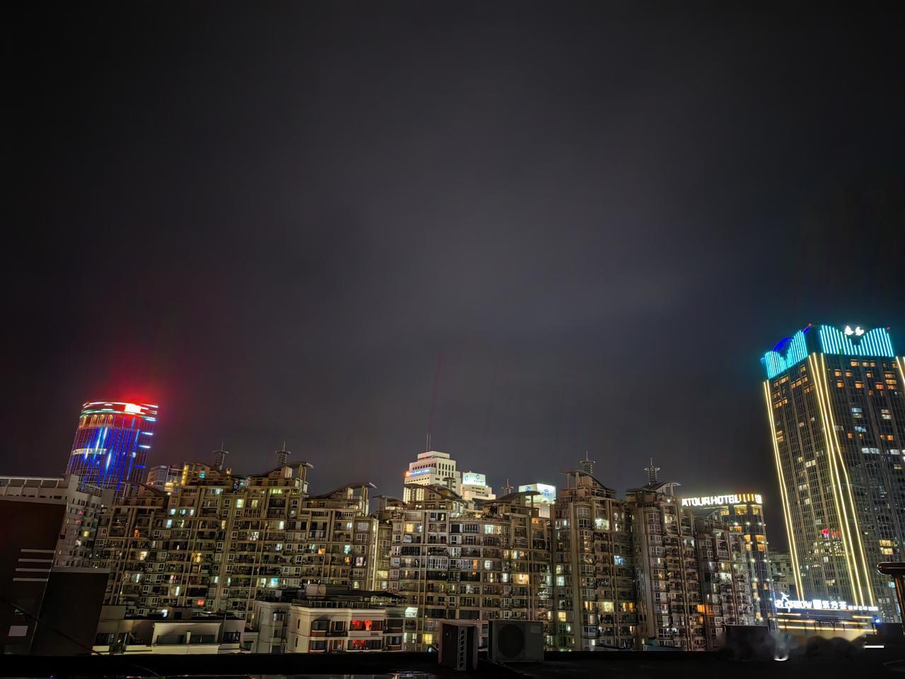 丫鬟都看不上长工，
只想嫁给少爷，
可是少爷只会要大家闺秀，
偶尔看上丫鬟也只是
