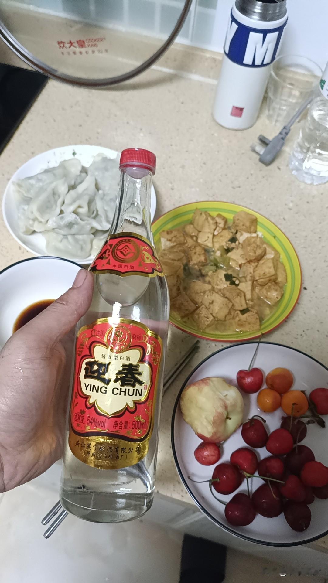 简简单单自家晚饭，今天开一瓶迎春酒小酌一番。
 
一盘热乎乎的水饺，一盘家常炖豆