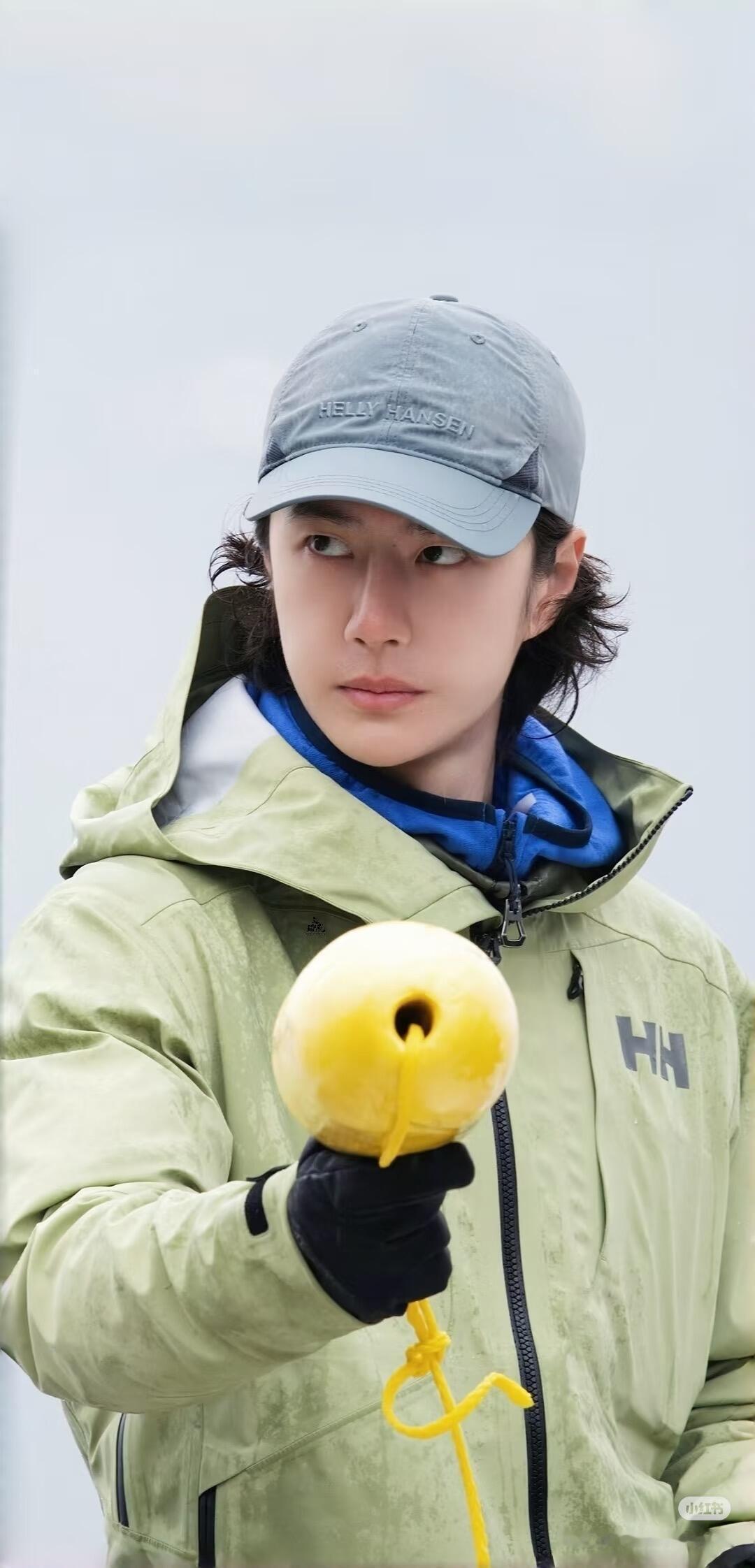 王一博素颜界最严厉的父亲素颜长成这样真的是硬帅的程度了，高鼻梁白皮肤，深邃的眉骨