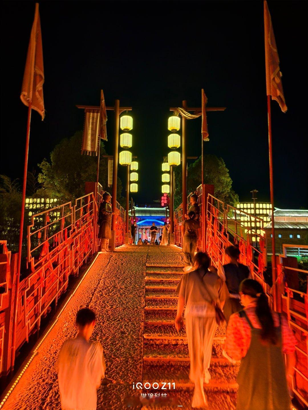 iQOO Z11夜景实拍🏮灯火满街的古风夜色穿梭灯火璀璨的三国风情古街，漫天灯
