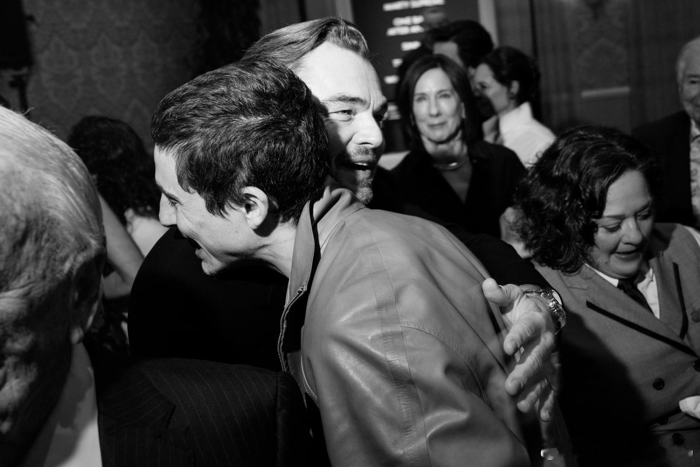 甜茶小李子拥抱莱昂纳多·迪卡普里奥 近日，“甜茶”提莫西·查拉梅（Timothé