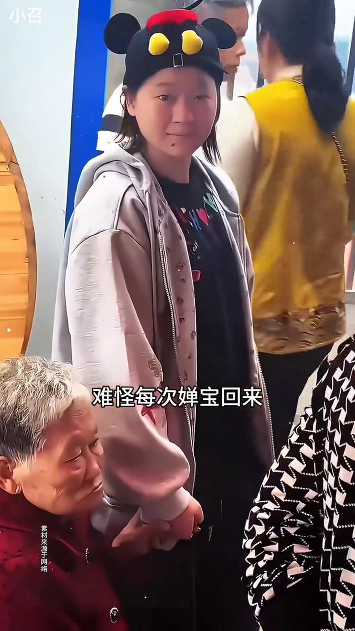 婵宝守护奶奶身边太暖心了。
有婵宝这样的小孙女真是太暖心了。奶奶不舒服躺在床上，