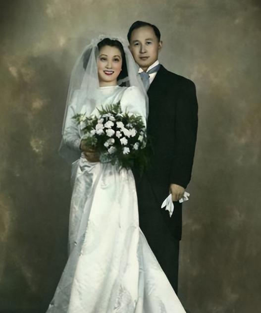 1947年，36岁的钱学森学成回国，单身的他遭父母催婚，干妹妹蒋英也来凑热闹，将