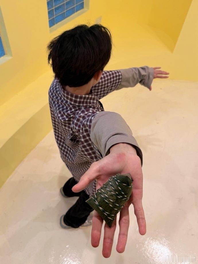 董思成端午营业照董思成复刻铁拳教育动作 掌公子来了呀。端午节的营业照里面董思成复