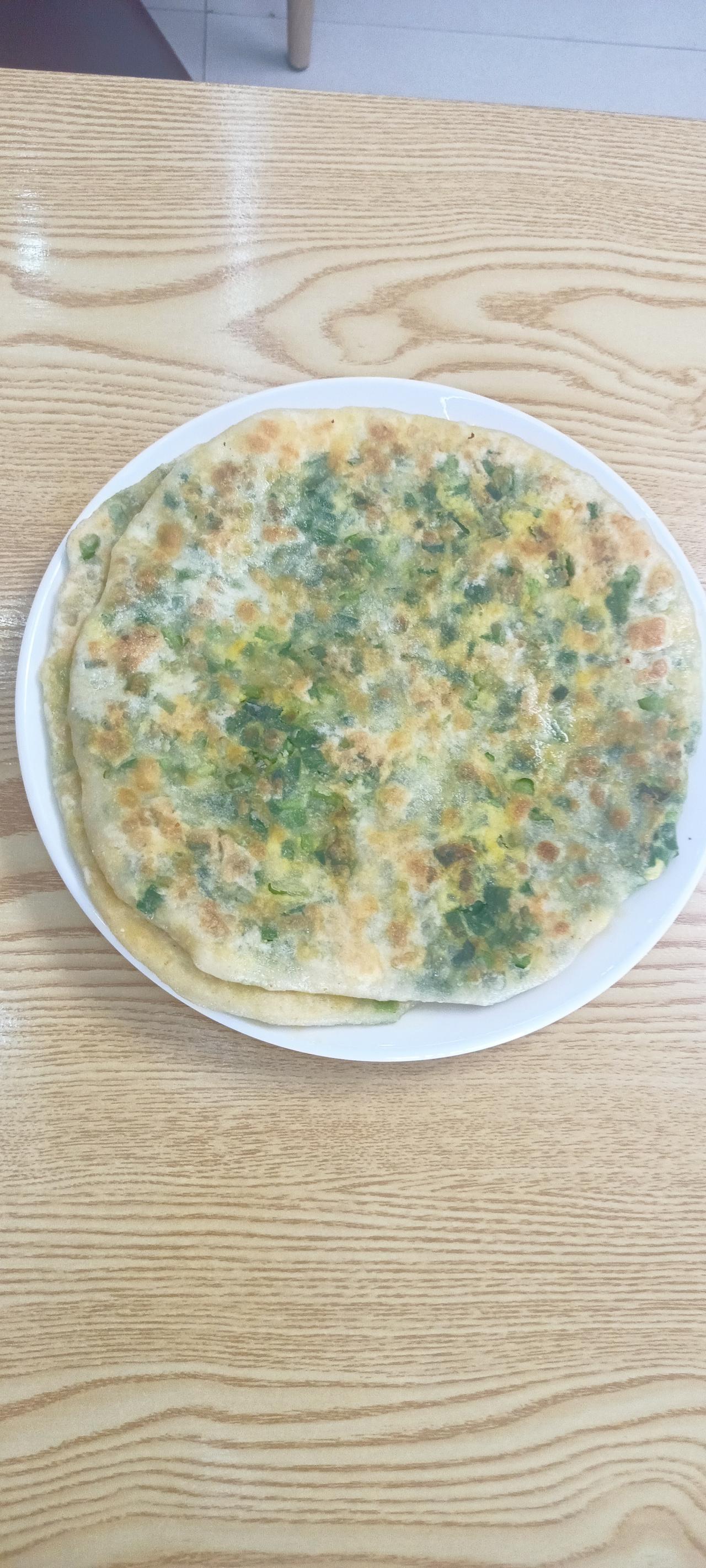 婆婆好不容易出来一趟，我带她去镇上，我们简单吃了一口饭。
不得不说，这的馅饼真大