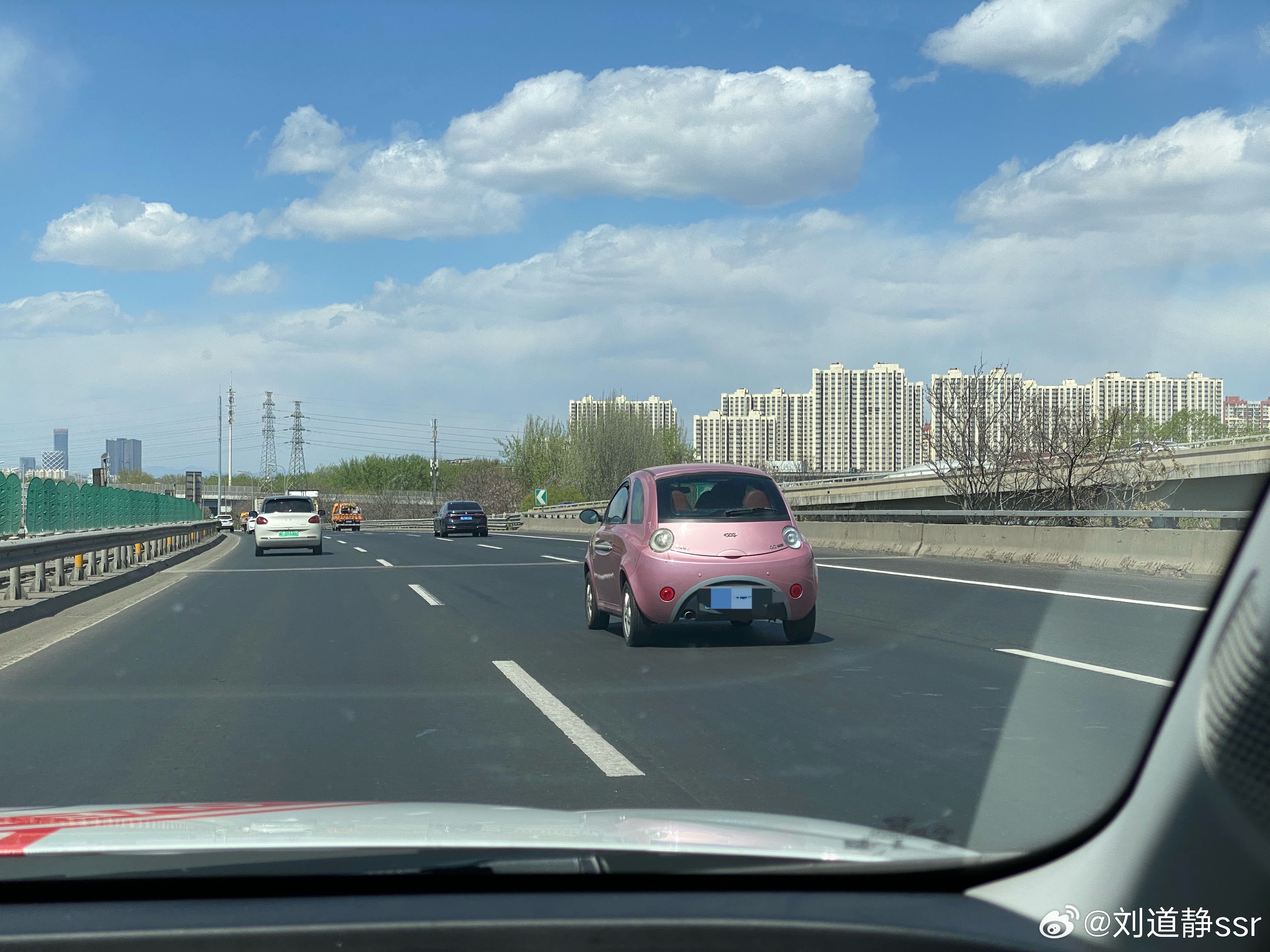 走路上吓我一跳这小车分不清正反呀