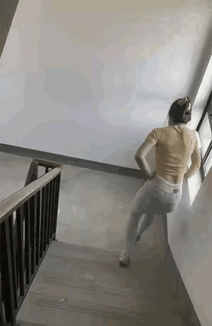 高跟鞋确实是美丽的象征，穿上它瞬间气场全开，但下楼梯时，它就成了“美丽的刑具”。