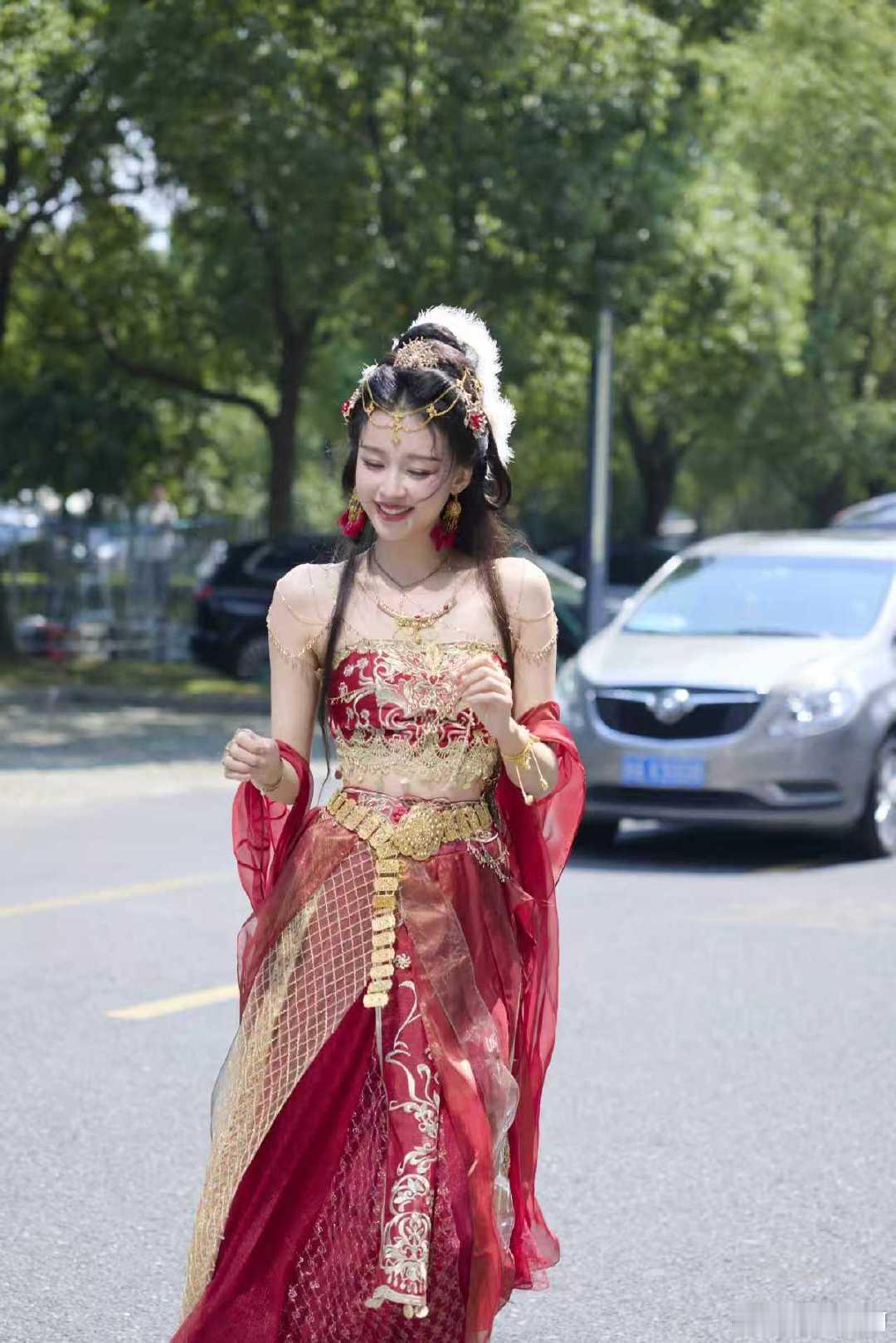 孙怡是王牌老粉丝了孙怡王牌红装路透原来孙怡常追王牌，是老粉丝，这点还挺惊喜的。她