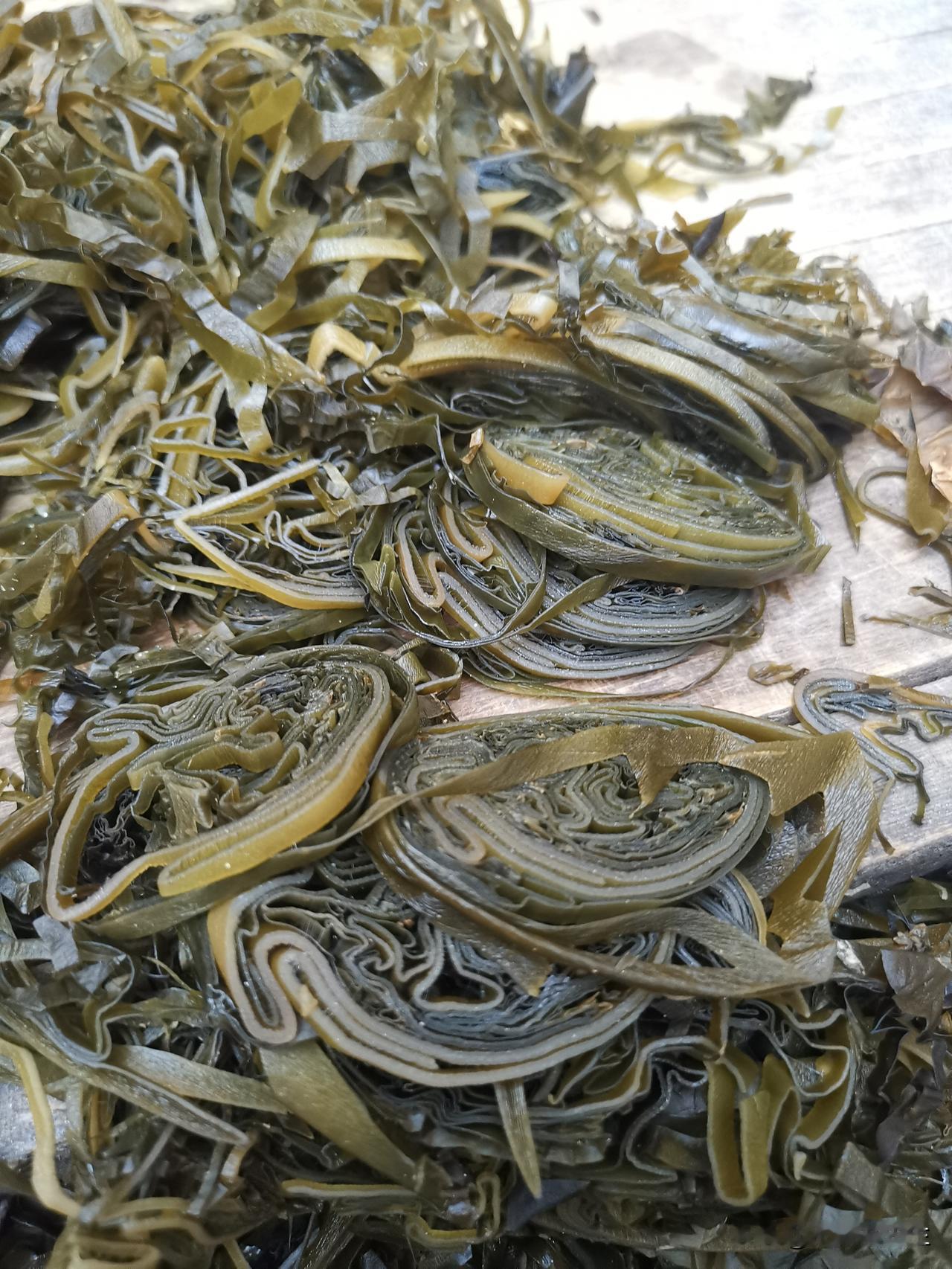 临沂记忆，晒海带。小时候最不喜欢吃的就是这海带。
    一到春节，母亲就要买很