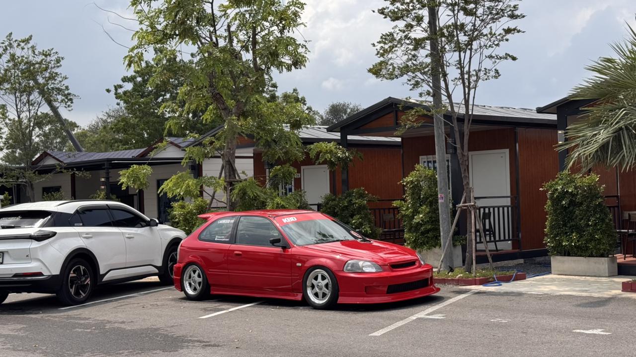 找到一个芭提雅旁边
罗勇的一个飞机主题车聚点
停车场内停了4台退役飞机
777-