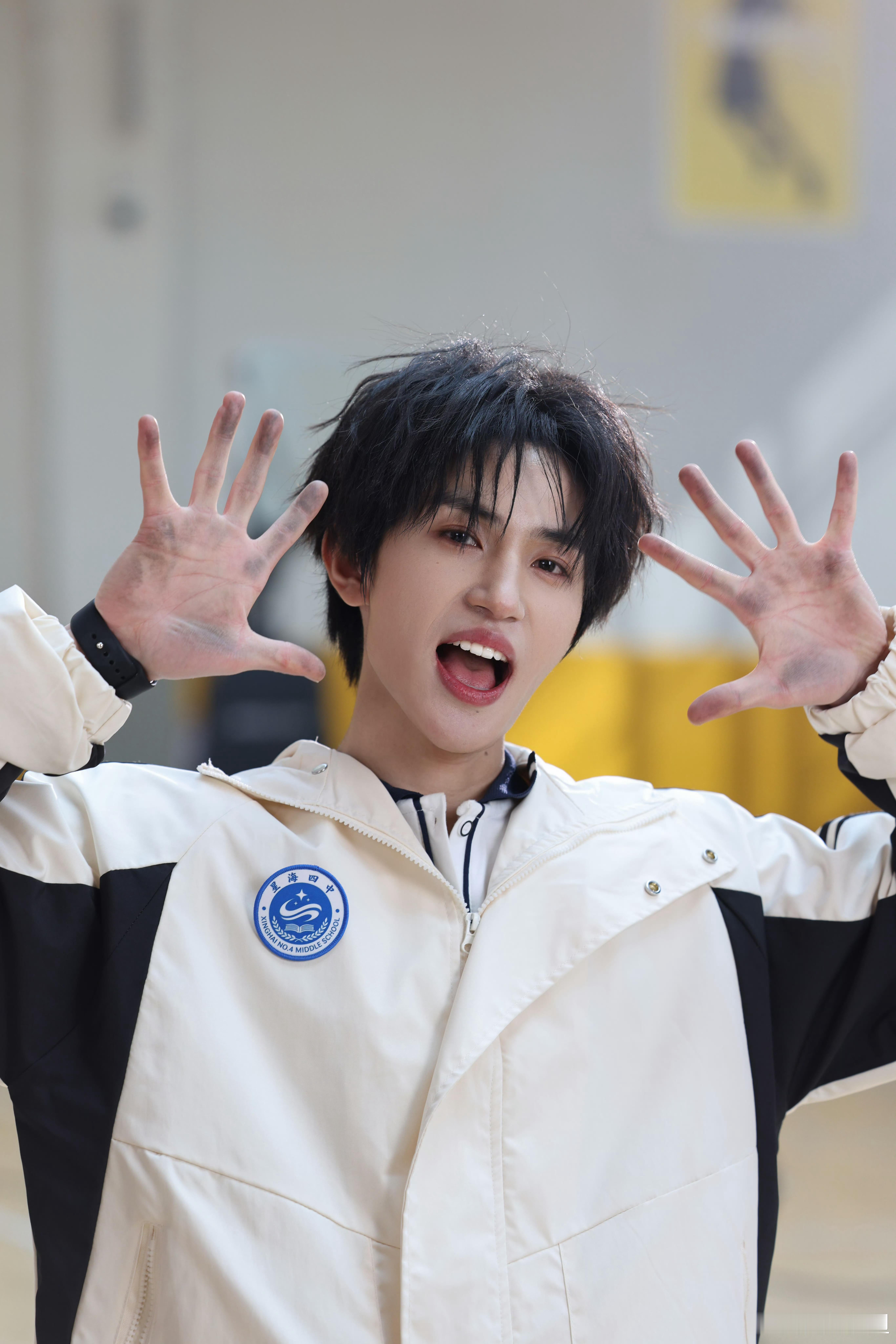 这张好像洪鸣啊 