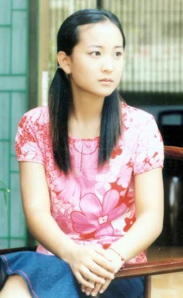 一次，冯巩问贾玲：“徒弟，你脸上哪不对劲儿？”贾玲“嘿嘿”一笑：“我的脸看着是不