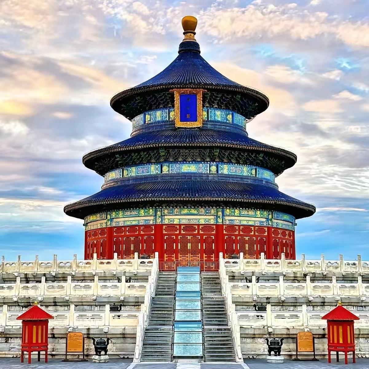 特朗普此次访华，被中国的建筑深深震撼、彻底折服，甚至到了痴迷的程度。据报道，他回