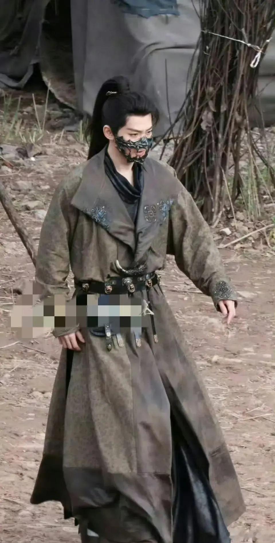 这个口罩的用途是什么？邓为《风月不相关》路透来了，人是好看的，但这个铁面罩，或者