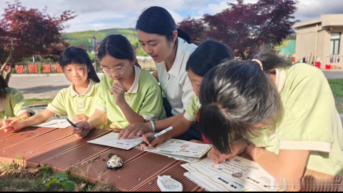 从被留守到守留守台州教师的五年逆行路王影扎根天台石梁学校近五年，依托唐诗之路开设