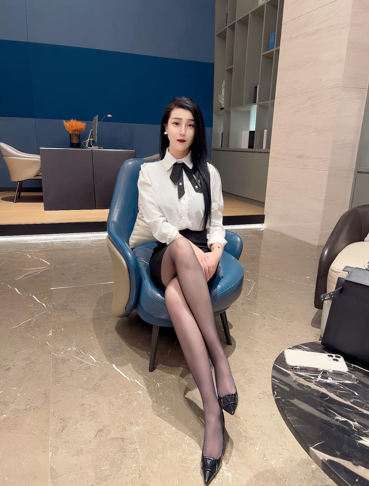 职场女性穿搭提升时尚度，得从颜色和剪裁下手。现在光“穿得对”不够，要“穿得准”。