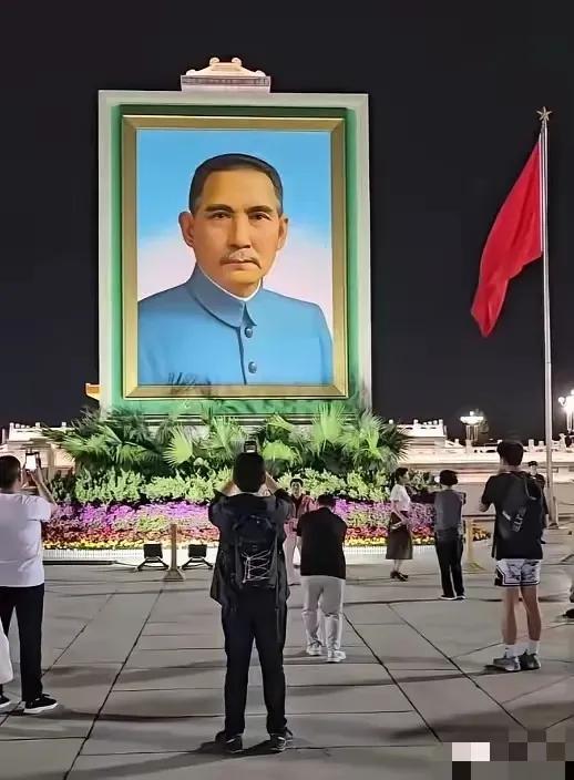 五一天安门广场摆放孙中山先生画像，是我国延续数十年的传统，背后释放三重清晰信号：