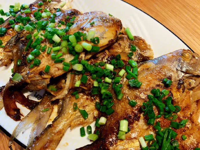 宁波人春天必吃之热气小鲳鱼春天，正是鲳鱼最鲜美的时候，“透骨新鲜”的热气小鲳鱼让