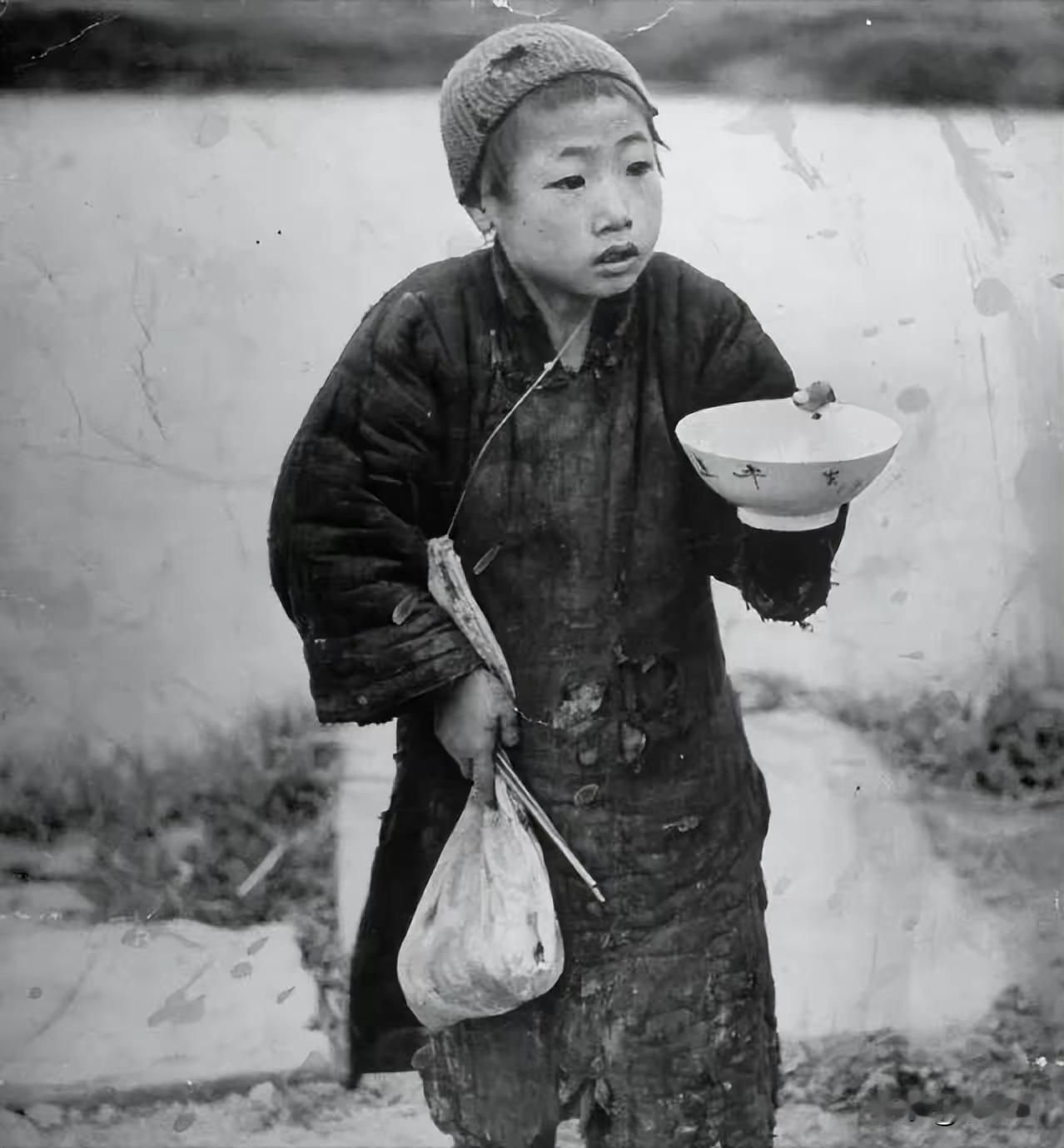 旧社会的真实生活是咋样的呢？

先看这个街头正在乞讨的小乞丐，孩子大约十几岁的样