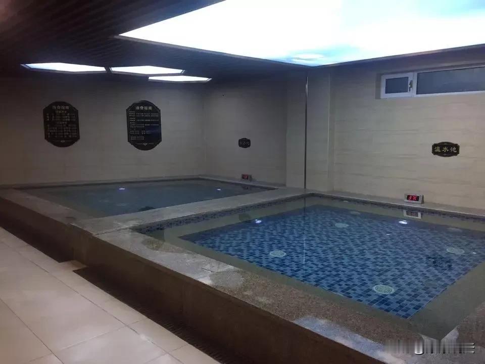 北京，女子在洗浴中心泡澡，却发现两个人正拿着手机到处乱拍。女子被吓得尖叫连连。虽