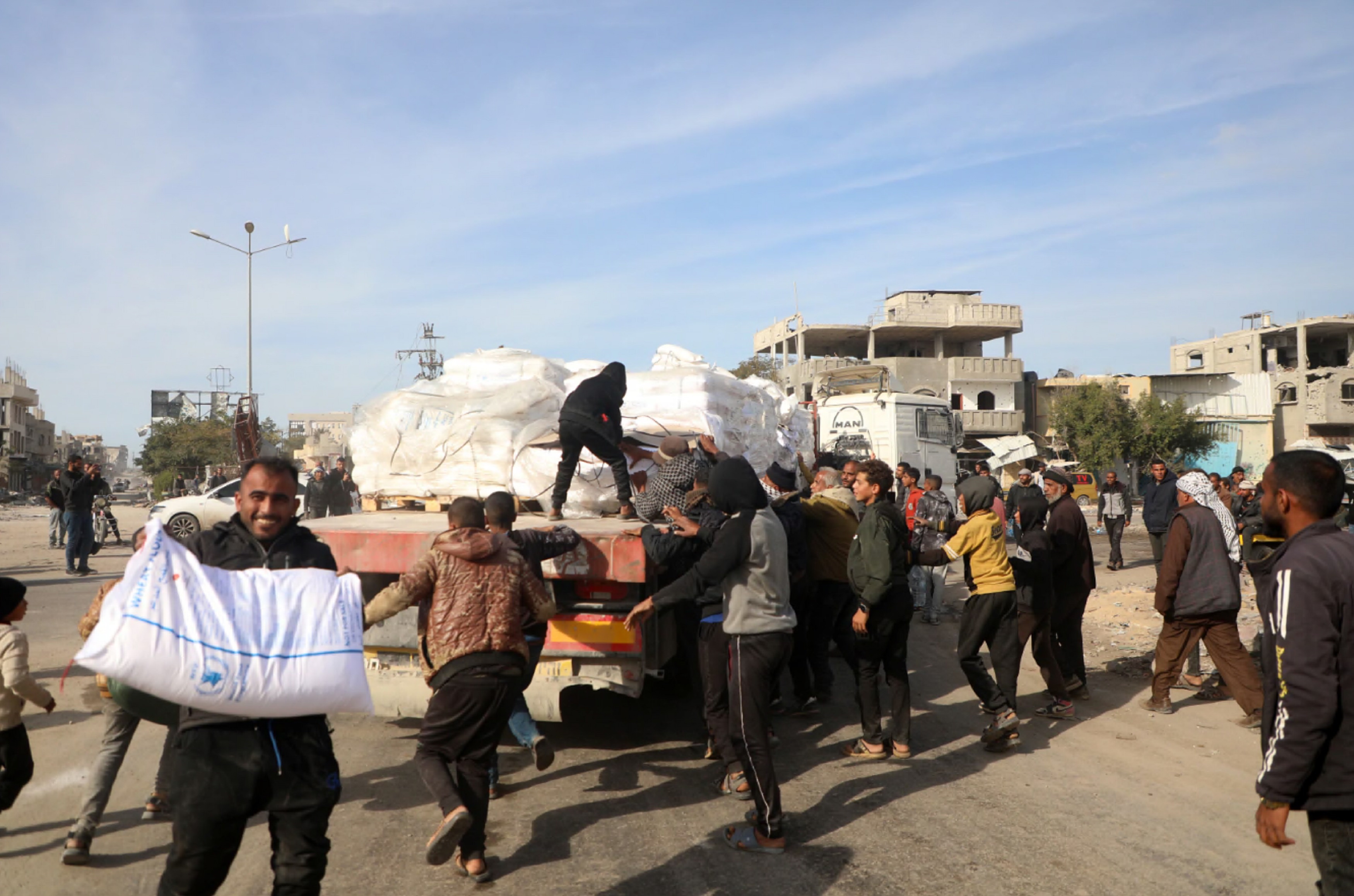 联合国人权高专表示，以色列威胁将从今年1月起禁止30余个援助组织在加沙开展活动，