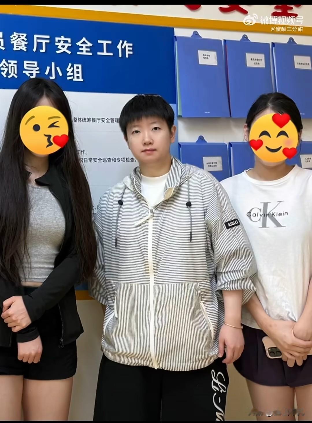 好久不见的孙颖莎
莎莎和友人拍照也是绅士手，可以看出她是个很有分寸很有边界感的人