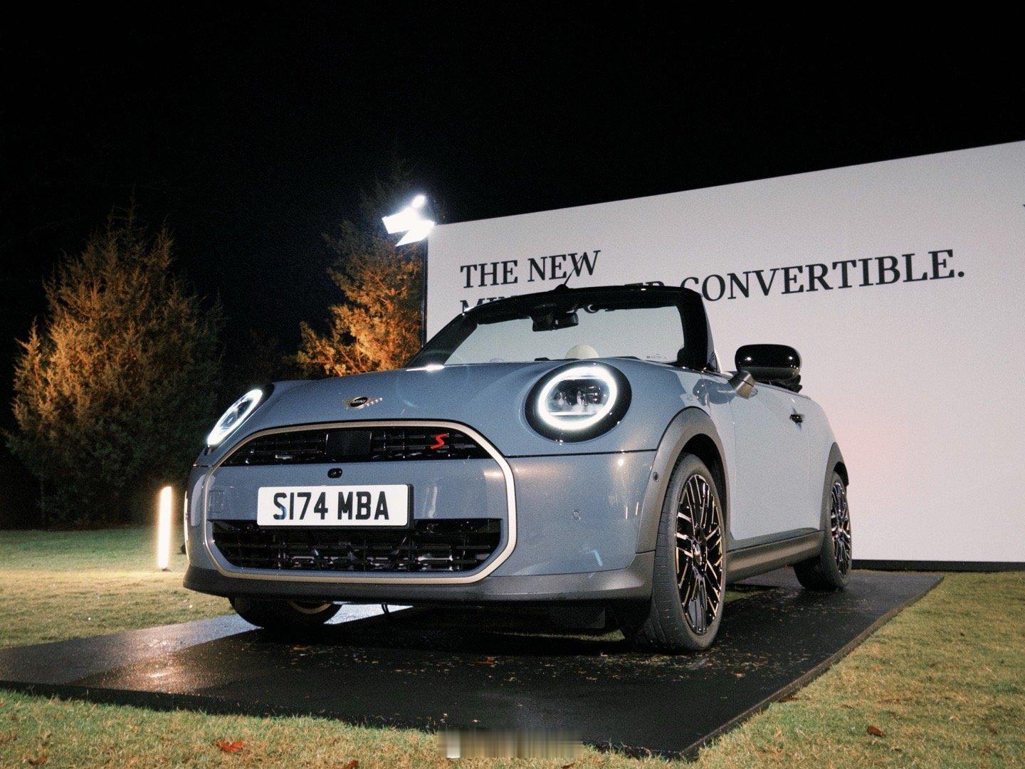 Duang... 再来看看宝马新MINI Cooper 敞篷车～[哇]好可爱…[