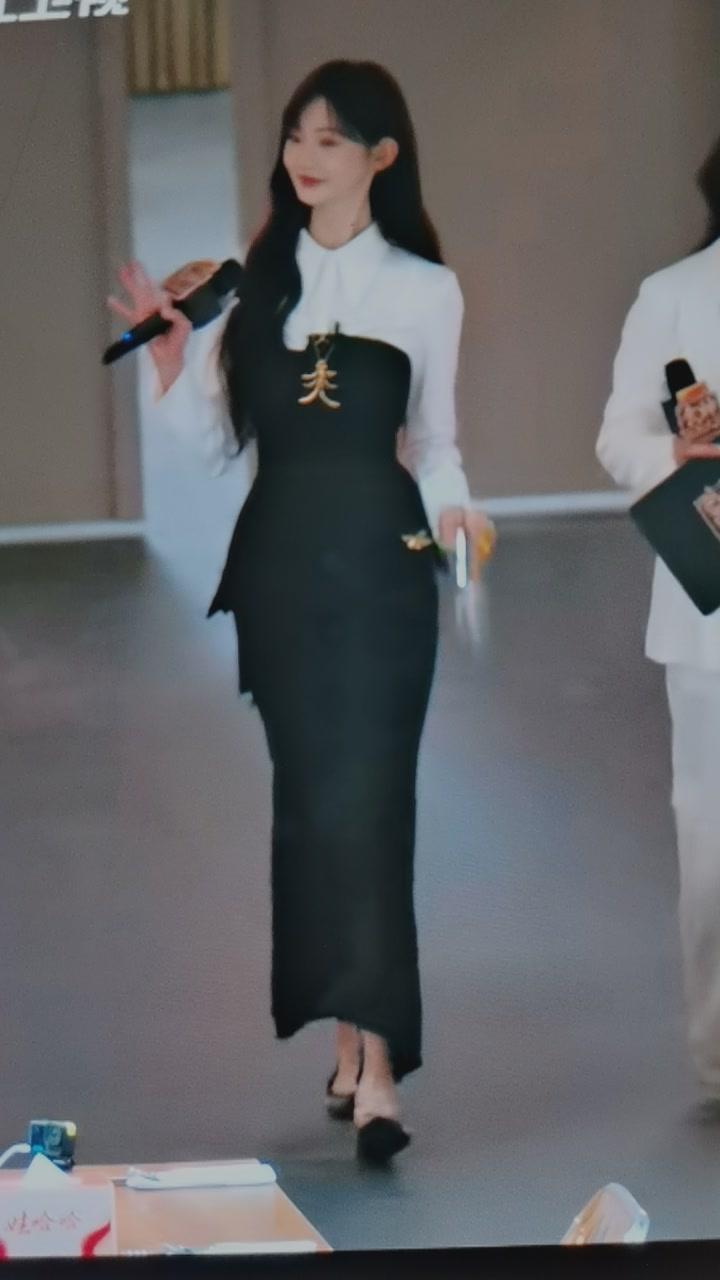 这么美怎么没有全身照🤔 