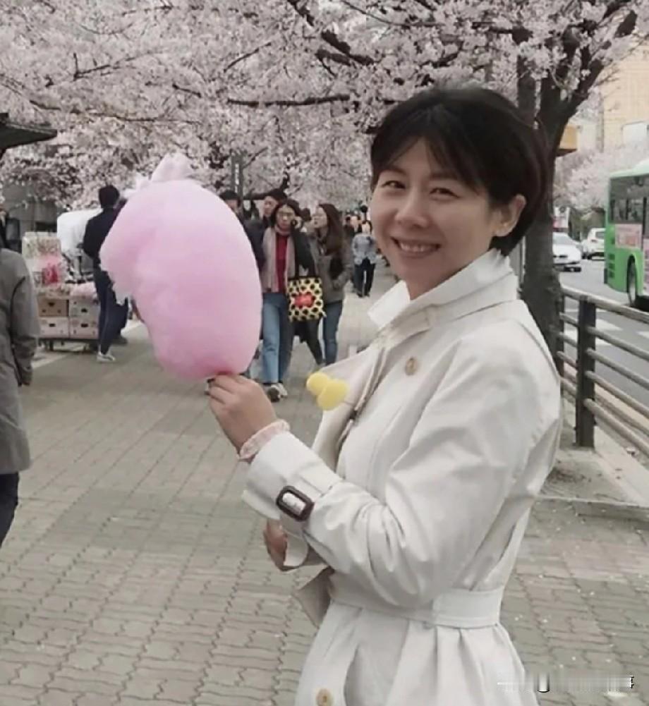 1999年湖北687分文科女状元戴柳，被父亲偷改志愿错失北大，戴柳下定决心从此在