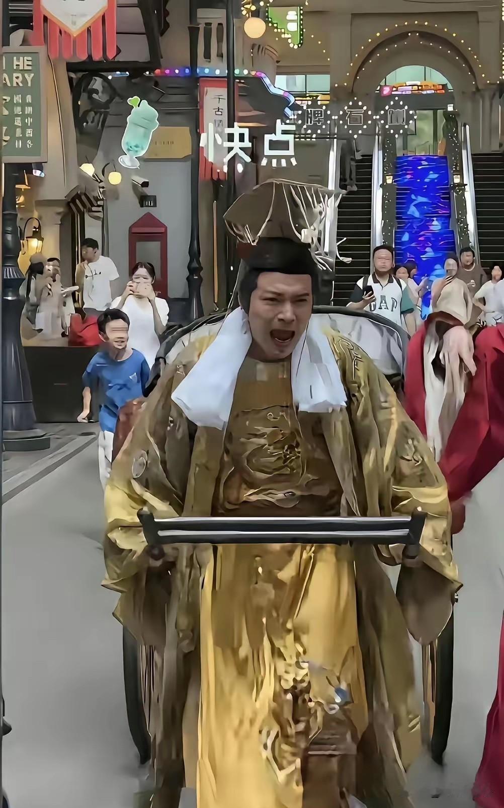 粉丝：“陛下”辛苦了呀！
郑国霖：这就是体验生活嘛
粉丝：陛下这样干一天拿多少钱