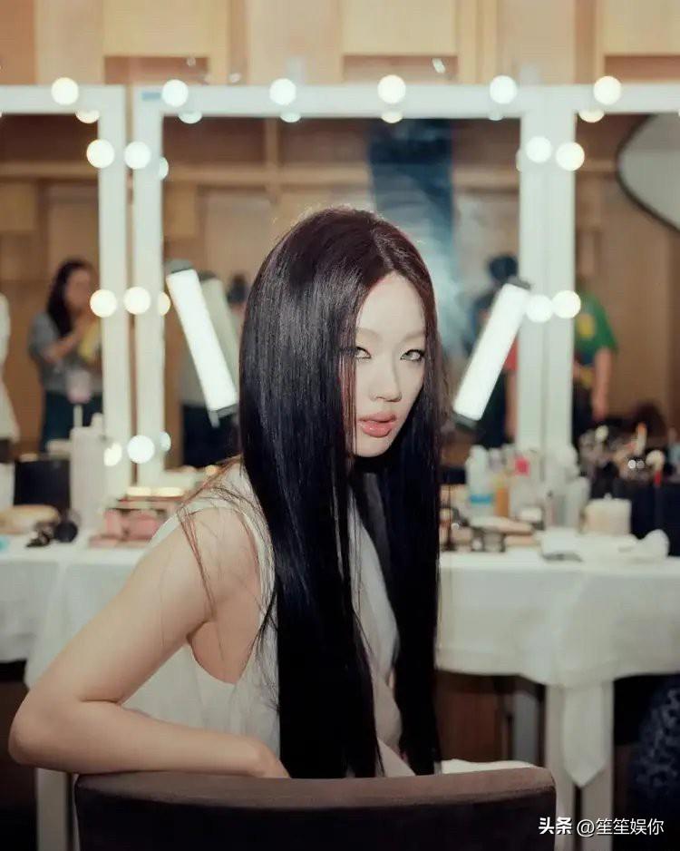 大多数年轻人根本没资格松弛，为房租、工作、未来日夜焦虑，而单依纯这类既得利益歌手