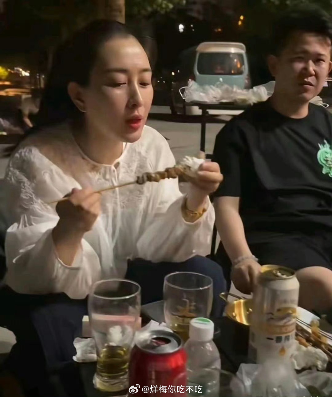 明星这么有钱，居然也会吃路边摊 