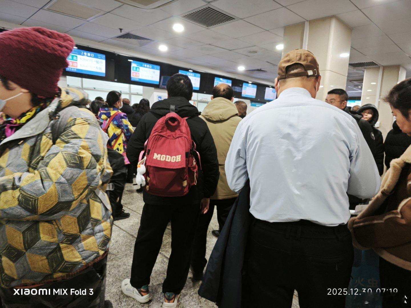 北京早晨的三甲大医院，好像农村过年赶集一样。 
