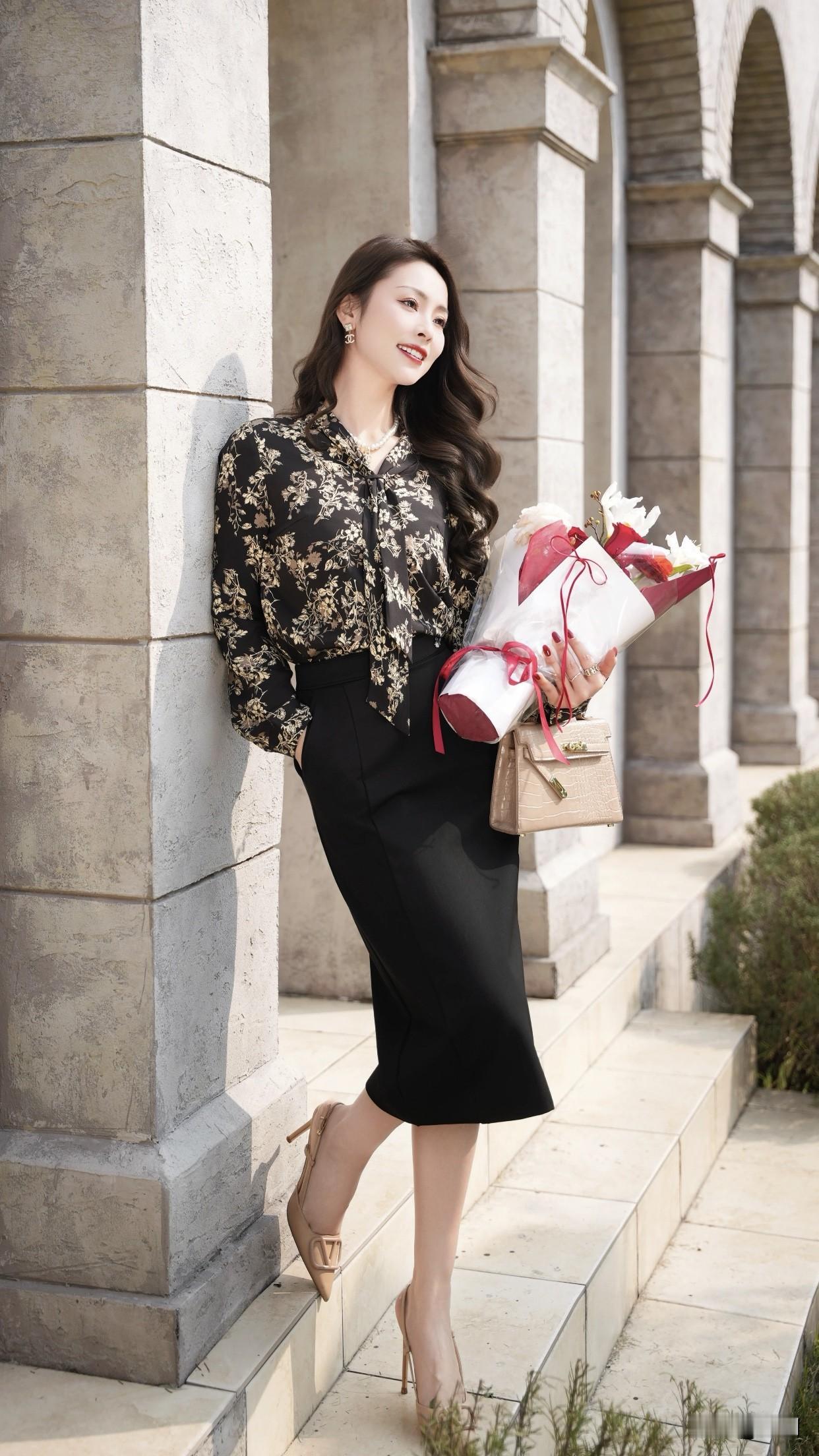 处事上，成熟女人稳重，遇到困难冷静应对。就像面对工作危机、家庭变故，她们总能沉着