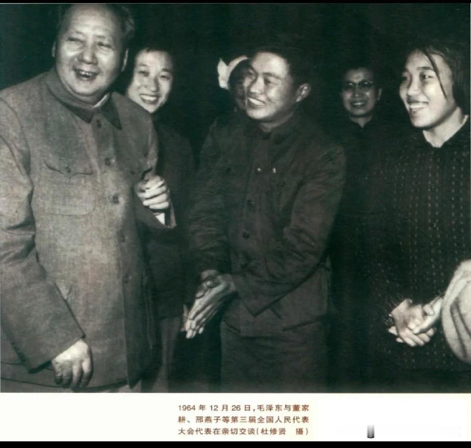 毛主席诗《七律二首 送瘟神》：
坐地日行八万里，巡天遥看一千河。

其一：

绿
