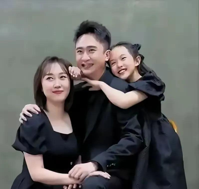 杨帆全家三口人全穿黑衣，照出来的相片太美了，小女儿长的太像妈妈了，一家人好幸福呀