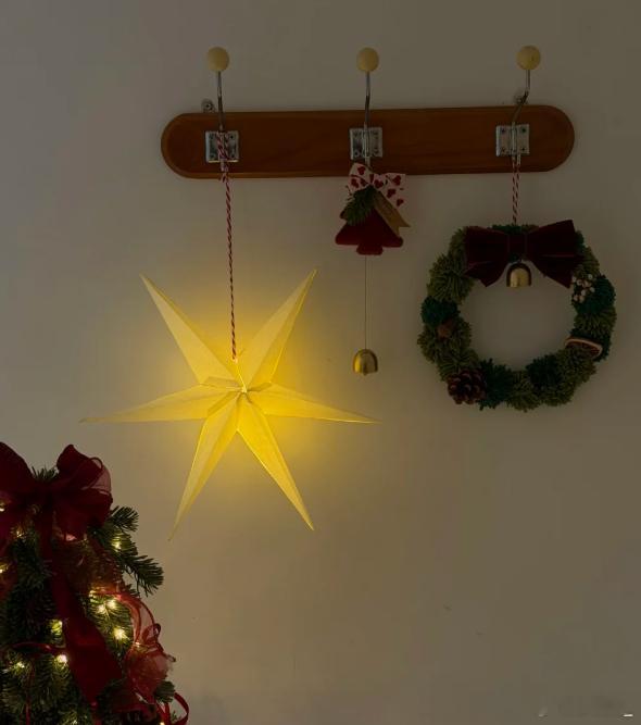 低成本圣诞氛围感一件红色针织衫+格纹围巾，再别个小鹿胸针，不用买新衣服，随手搭的