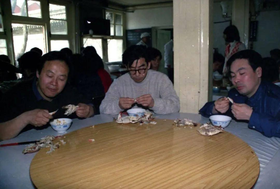 三位相声演员一起吃螃蟹旧照：我只认出了戴着眼镜、穿着浅色毛衣的王金宝与面色红润、