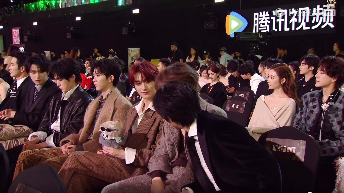 丁程鑫拿了刘耀文丁程鑫拿了刘耀文的娃娃 丁程鑫拿了刘耀文 的娃娃 