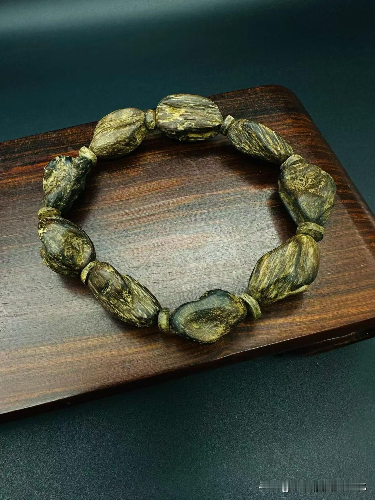 精品·达拉干沉水瘤疤手串

不是所有香，都适合慢下来的人。

这串料，一眼不张扬