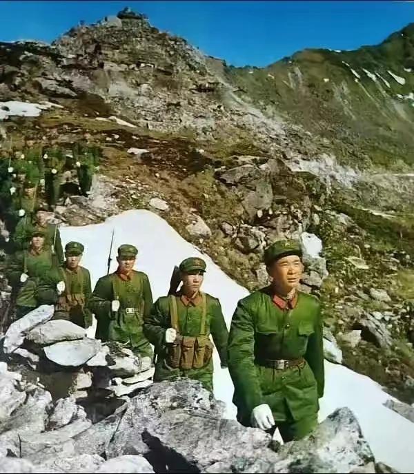 部队巡逻时，战士们的枪口应该朝上还是朝下呢？
这是一张七八十年代的老照片，可以看