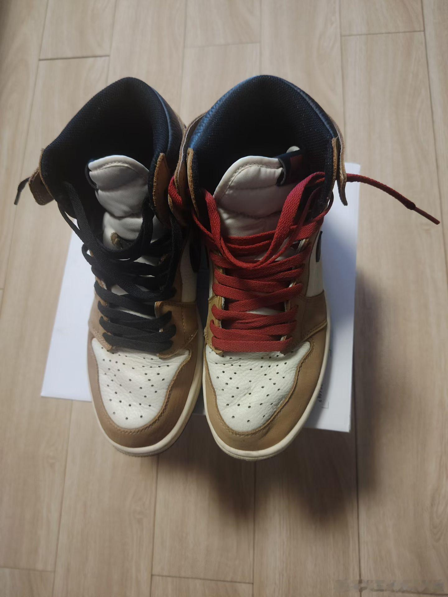 你好2026二O二六漫天地，红黑鞋带玩创意，楼顶赏城极目望，万事诸顺皆可期。20