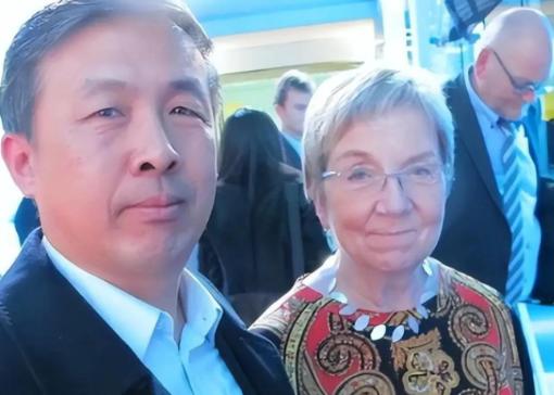 “晚一秒就万劫不复！中国该立刻向美国低头，交出发展权才能保命！”很多人现在再回头