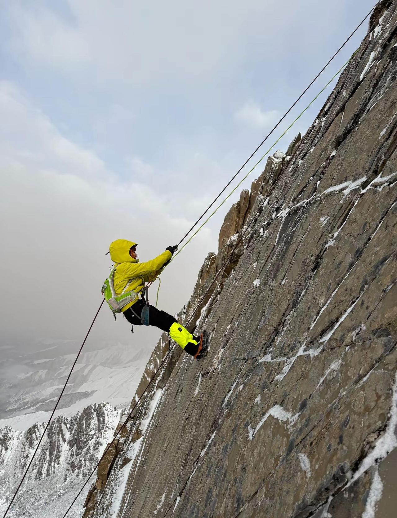 介绍🏔️套羊峰：徒步5km，山顶海拔4750m，爬升300m，技术路段80米左