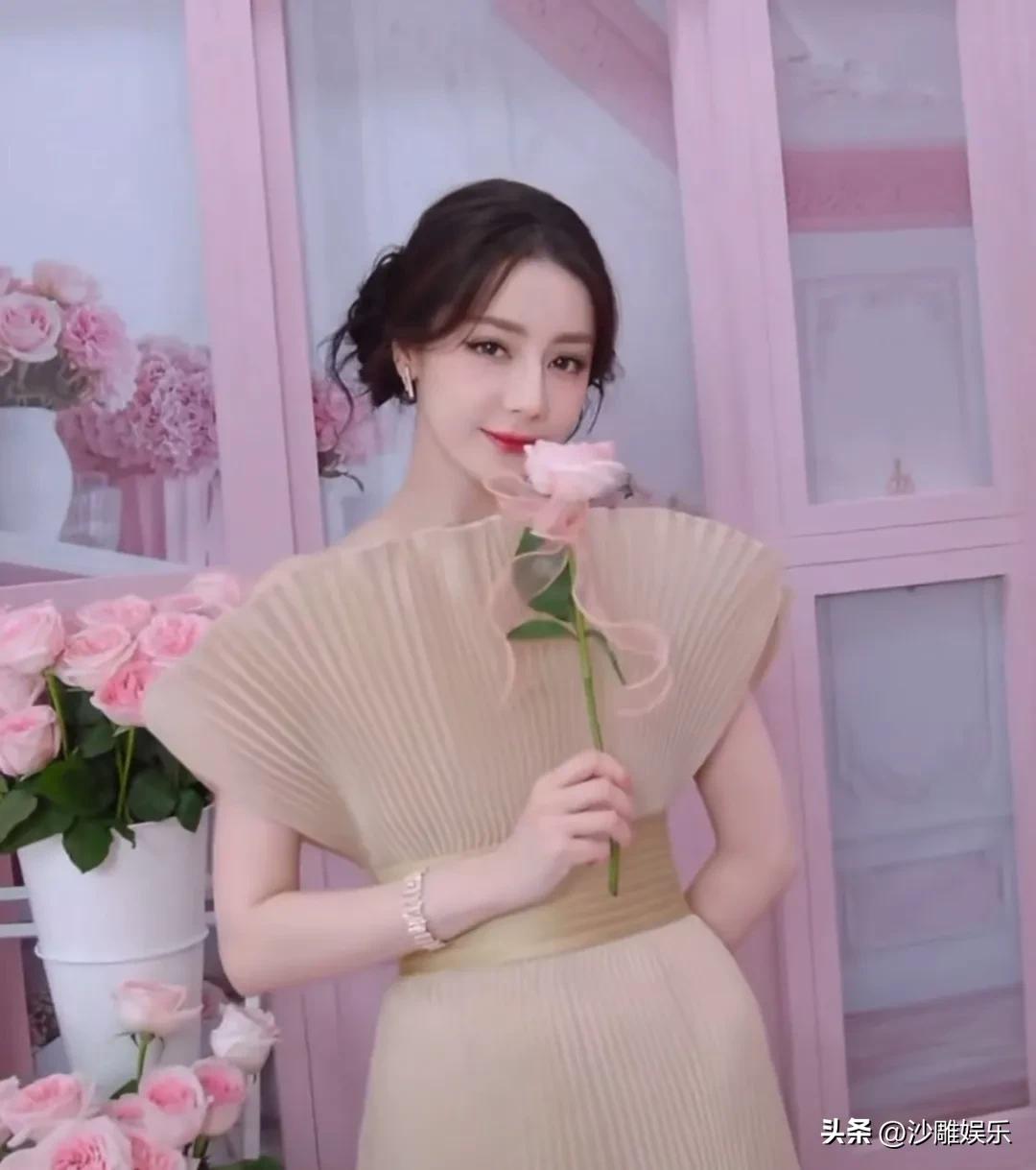 迪丽热巴，冲上热搜！

3月22日晚，迪丽热巴又双叒叕上热搜了，而且这次是“连夜