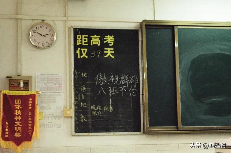 高三老师高考前倒在讲台去世年仅36岁 太痛心了！高三老师高考前倒在讲台，年仅36