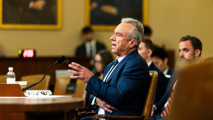 《纽约时报》：“‘我从未见过肯尼迪部长——无论现在还是将来——改变他的立场，即疫