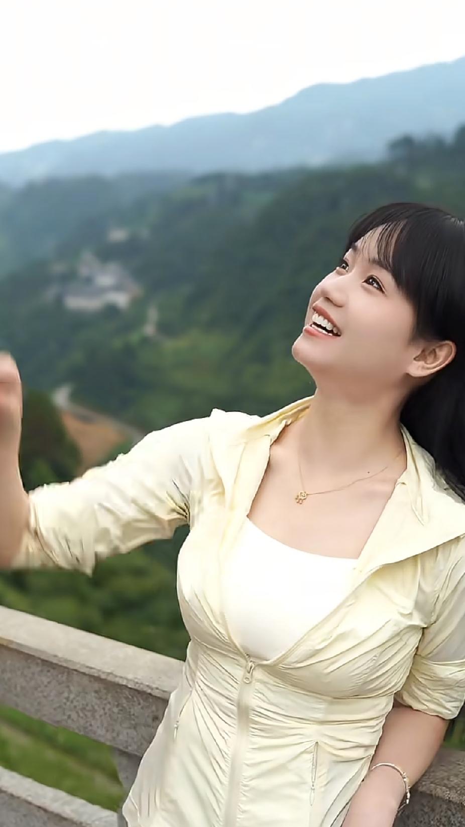 苏幕遮·夏夜
〔当代〕邹謇

酒盈樽，诗满卷。提得壶来，邀取清风伴。月下幽怀谁与