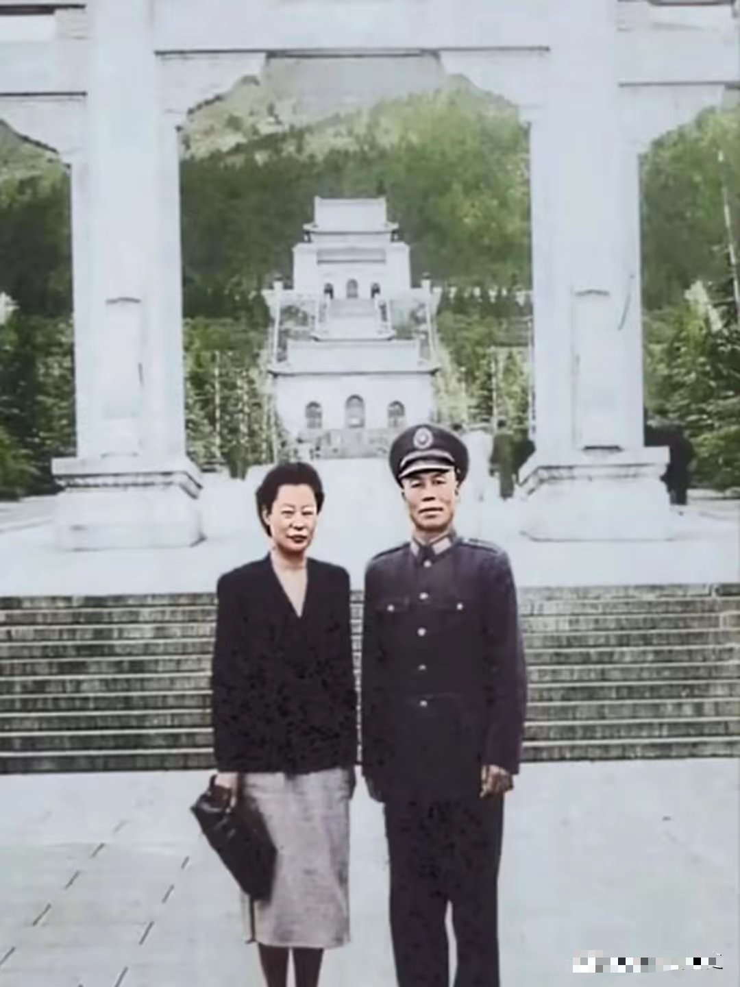 1946年，抗战胜利后首都迁回南京，李宗仁携夫人郭德洁前往中山陵祭拜并合影留念 
