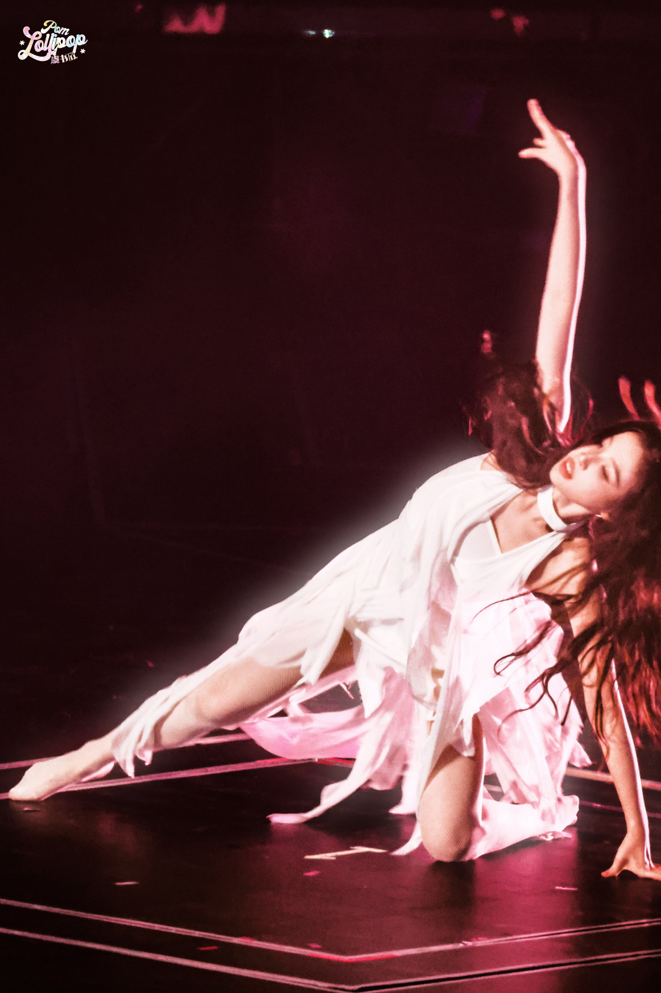 (≧∀≦)♪破开石缝的花洁白柔软，却能坚定撑开远行的伞——虞书欣《澎湃》